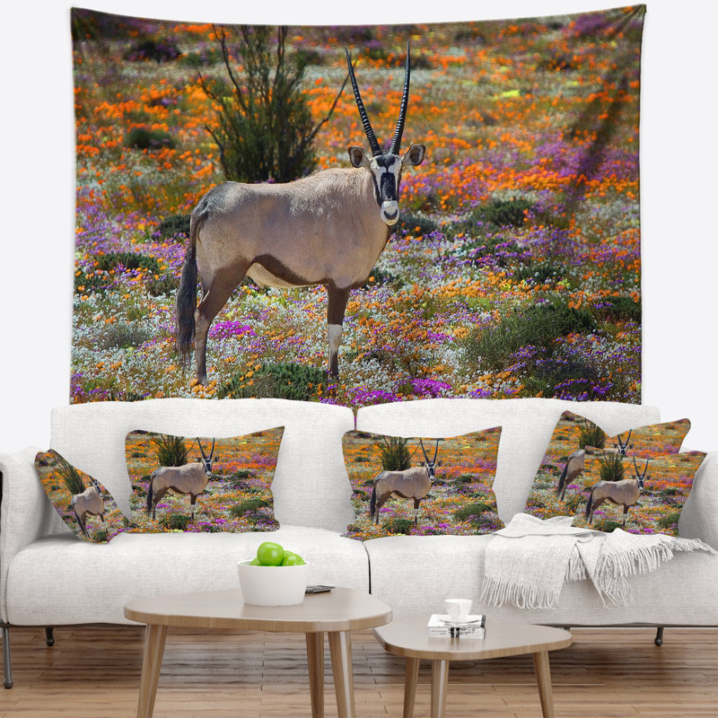 Magnifique oryx dans un tapisserie de terrain de fleurs africaine, H 50 po x l 60 po