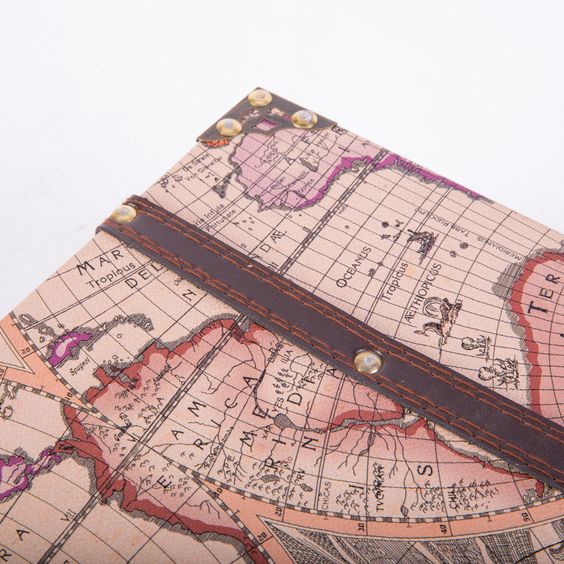 Petit coffre en bois old world map