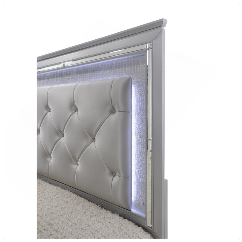 1pièce moderne grand lit à DEL avec revêtement en similicuir et panneau de pied biseauté avec accents de miroir et pied de lit texturé au fini beige argenté