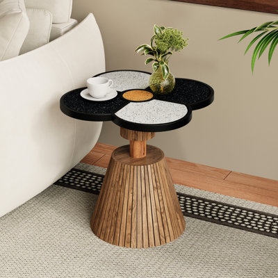 Table d'appoint unique en forme de trèfle à quatre feuilles, alliant style et commodité, textures brunes, piètement stable en bois veiné, idéale pour la chambre à coucher, décoration