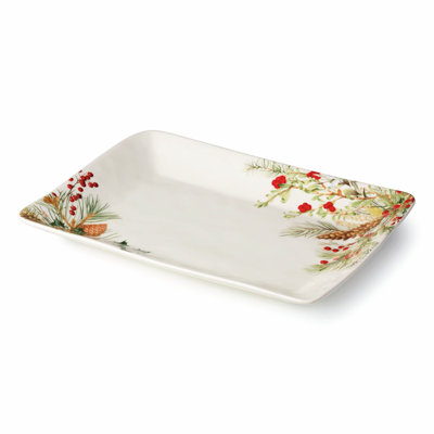 Plateau rectangulaire Woodland - Une surface de service en grès blanc raffiné de 14 x 10 pouces, encadrée par des plantes boisées d'hiver, apportant une élégance structurée à chaque espace des Fêtes.