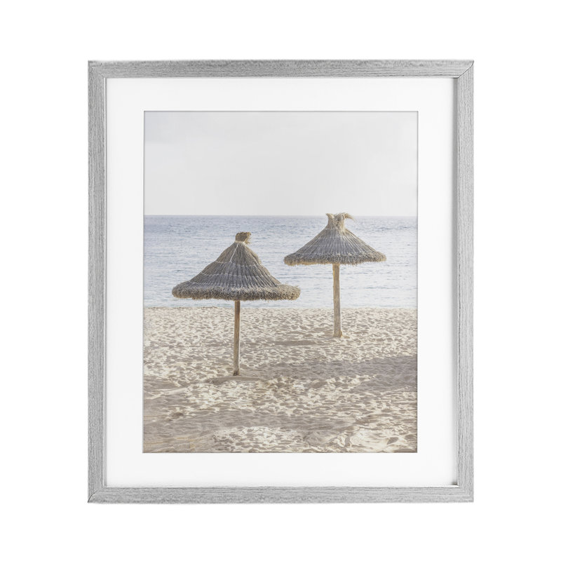 «Straw Umbrellas on Beach», reproduction sous verre encadrée, design par Sissi et Seb, H 21 po x l 17 po, Cadre de ferme gris