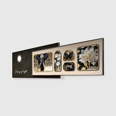 Les peintures suspendues combinées dans le salon, mettant en vedette un canapé de style antique comme mur de fond, créent une présentation sophistiquée et élégante. La peinture léopard cachemire noir a un effet tridimensionnel.
