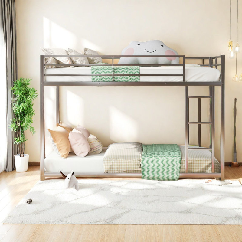 Lits superposés en métal peu encombrants, argent robuste avec style moderne pour les chambres compactes