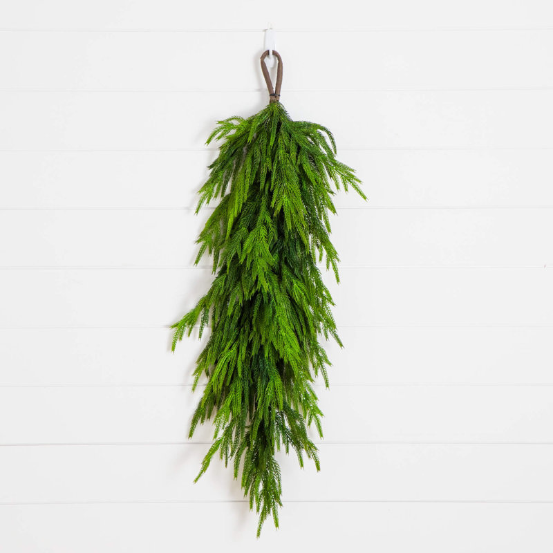 3 pi. Goutte de pin artificielle avec touche naturelle