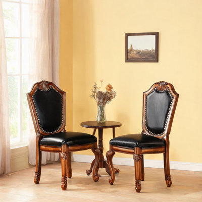 Ensemble de 2 chaises sans accoudoirs avec garniture cloutée, revêtement en similicuir noir foncé et cerisier, pieds Queen Anne pour la salle à manger