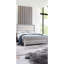 Grand lit à panneau avec finition en bois de grève, style contemporain et tête de lit en tissu d'ameublement pour la décoration de la chambre à coucher-493705257