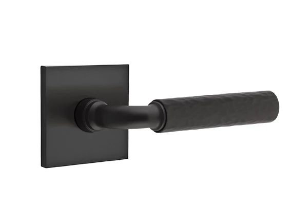 Mortaise intérieure de passage Emtek Select avec rosette carrée et tige R-Bar, levier martelé, Oui, Dos plat