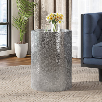 Table d'appoint tendance en métal martelé, structure en fer, P 16,29 po x l 22,63 po, sans assemblage, table moderne argentée avec texture