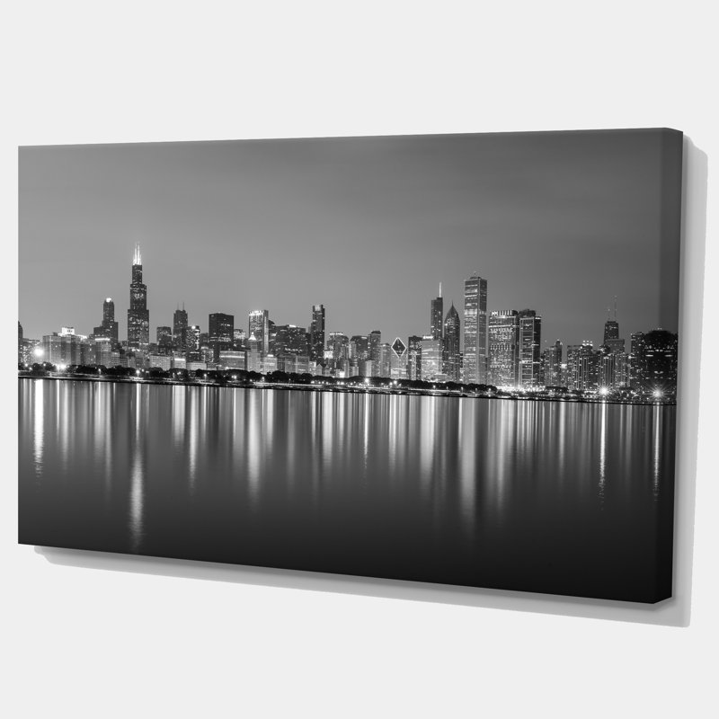 «Chicago Skyline at Night Black and White» - reproduction de photo, H 20 po x l 40 po, Toile tendue