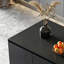 Îlot de cuisine noir avec plateau en pierre frittée, grande armoire d'îlot de rangement moderne, cuisine polyvalente et table utilitaire pour la maison-543730381