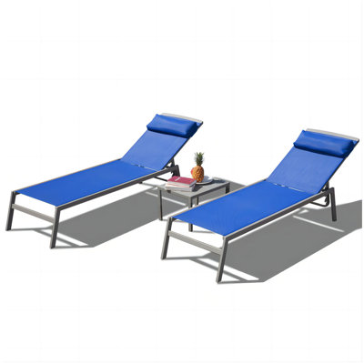 Ensemble de chaises longues de patio, chaises longues de piscine à dossier réglable en aluminium 3 pièces et fauteuil inclinable en textilène avec repose-tête (bleu, 2 chaises longues + 1 table)