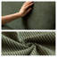 Coussin en velours côtelé vert