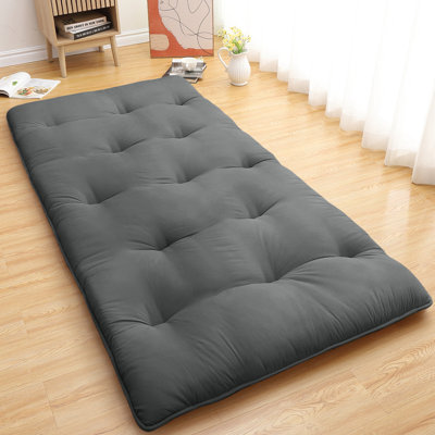 Matelas de futon de plancher pliable japonais de 80 po x 39 po, tapis de couchage Tatami résistant à l'eau à enroulement épais de 4 pouces, chaise longue portative en mousse haute densité pour la maison, le camping et les voyages, gris foncé