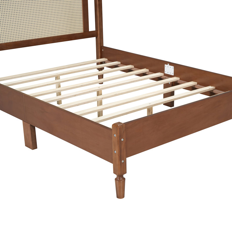 Plateforme en bois Risch avec tête de lit en rotin naturel, design rétro et support en lattes de bois robuste pour des chambres à coucher élégantes