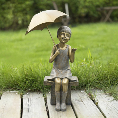 Statue de fille avec parasol