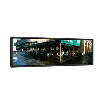 «Touristes à un café, café du monde, rue Decatre, quartier français, Nouvelle-Orléans, Louisiane, États-Unis» par Panoramic Images - reproduction d'art sur toile tendue