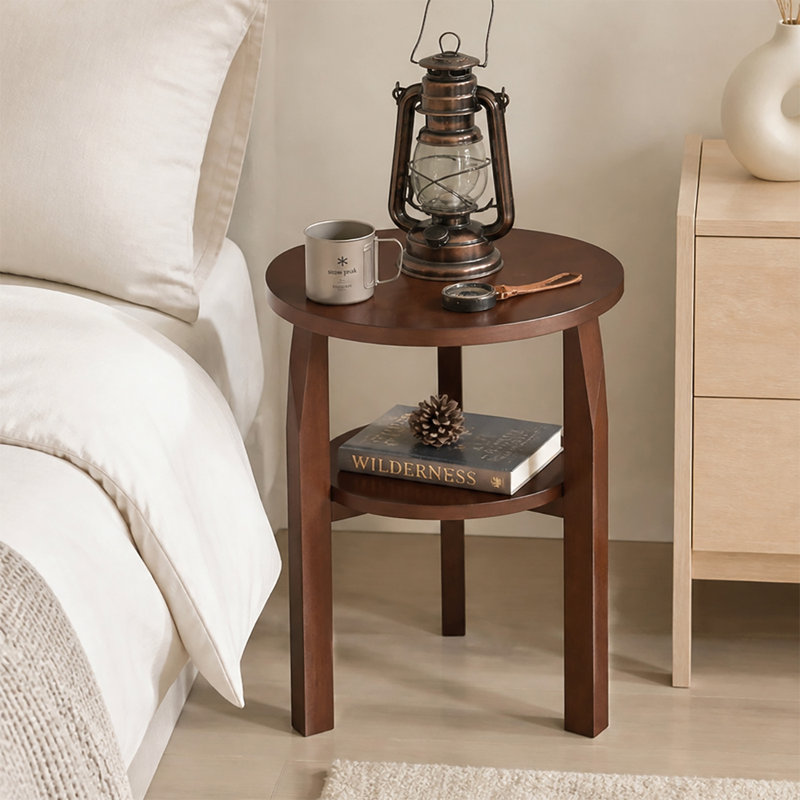 Une table d'appoint ronde en bois massif à double couche avec rangement compartimenté. Convient à une utilisation comme table d'appoint, table de chevet ou objet décoratif dans les salons, les chambres à coucher ou les petits appartements.