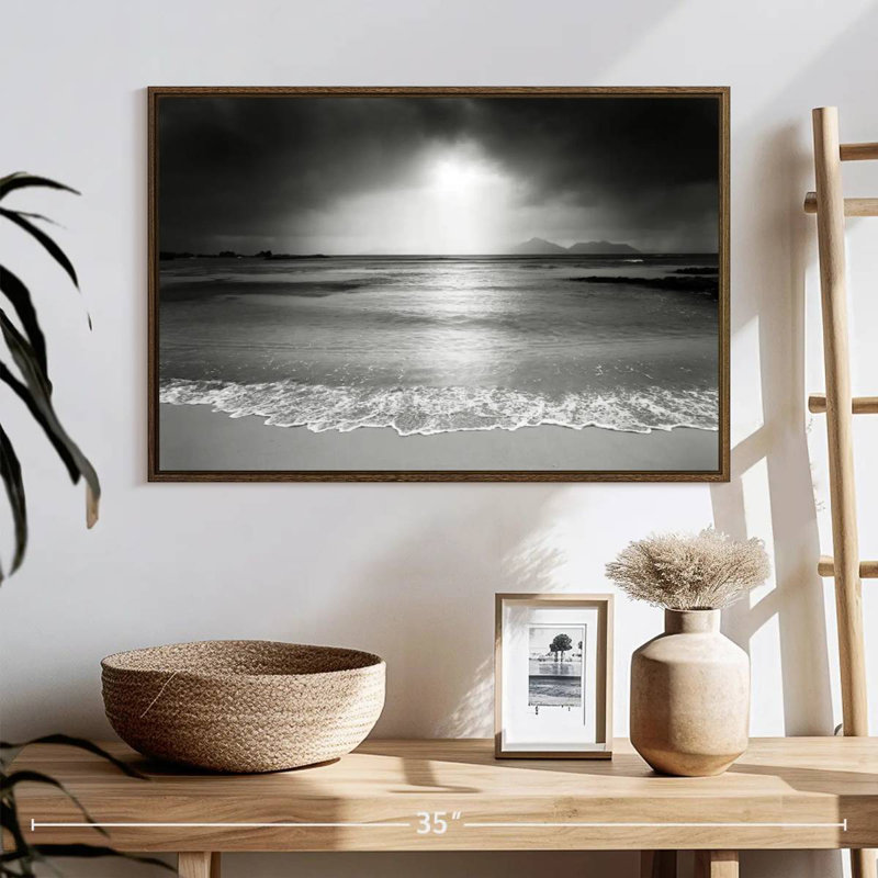 Plage noire et blanche, 25 po x 17 po, Cadre flottant en noyer