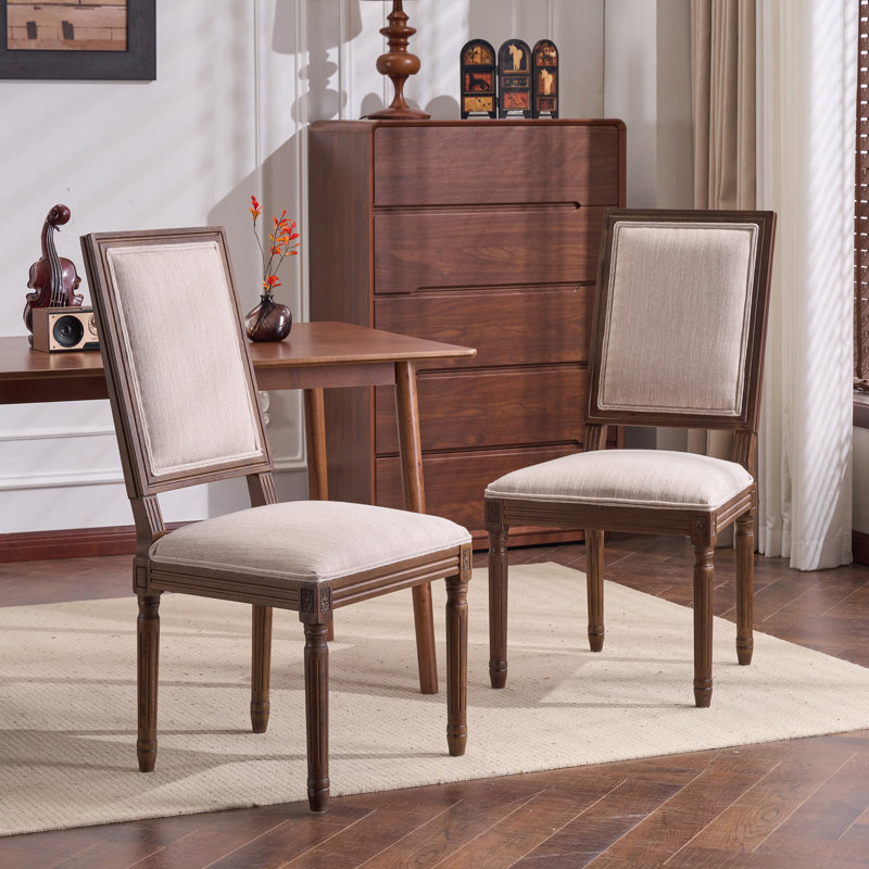 Ensemble de 2 chaises de salle à manger de style campagnard français, dossier rembourré rectangulaire, structure en hévéa massif avec pieds cannelés sculptés, finition bois rustique vieilli, pour la cuisine et la salle à manger, mobilier d'intérieur.