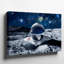 Toile, un astronaute fantaisiste se dresse sur une surface lunaire rugueuse recouverte d'un costume blanc lustré avec une toile tendue-2088065145