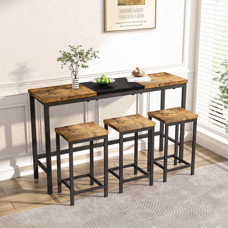 Table de cuisine élégante avec plateau bicolore unique, 3 tabourets suspendus pratiques et structure en métal, idéale pour les repas en famille. Tabourets longs et confortables, naturel et noir.