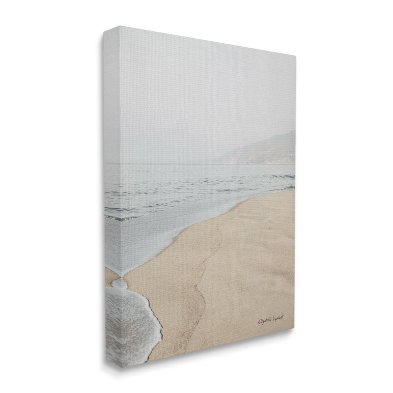 «Foggy Sky Beach Shoreline Landscape Illustration» par Elizabeth Urquhart - photographie, H 48 po x l 36 po x P 1,5 po