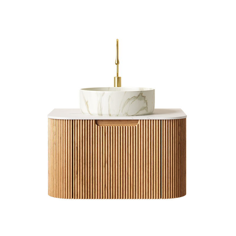 Meuble-lavabo compact avec rangement, comptoir en bois naturel et pierre blanche de Carrare, style salle de bain moderne