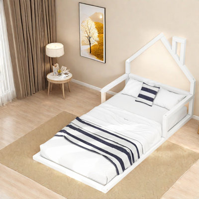 Charmant lit simple en bois, tête de lit moderne, idéal pour la maison