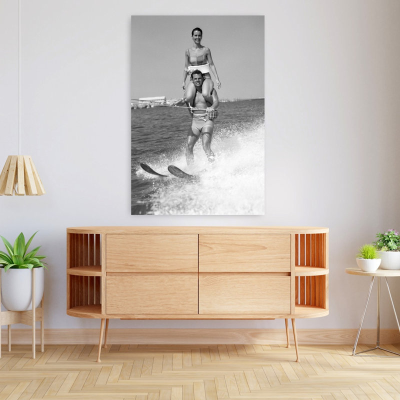 Art mural rétro, homme, ski nautique avec femme en maillot de bain sur les épaules, H 48 po x l 32 po