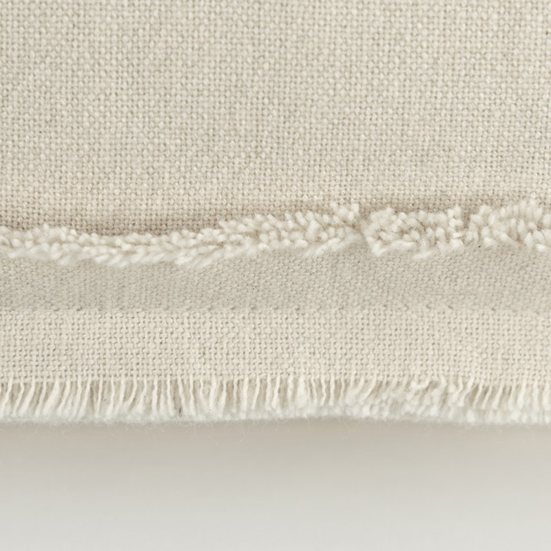 Coussin lombaire beige à motif botanique brodé