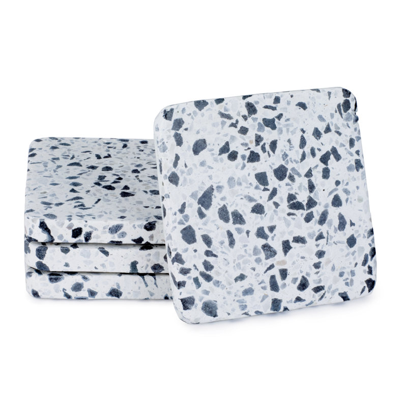 Sous-verres en terrazzo blanc naturel avec grandes taches de marbre et envers de protection en liège 4 po