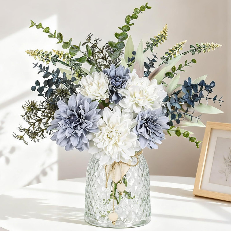 Fleurs artificielles bleues avec vase