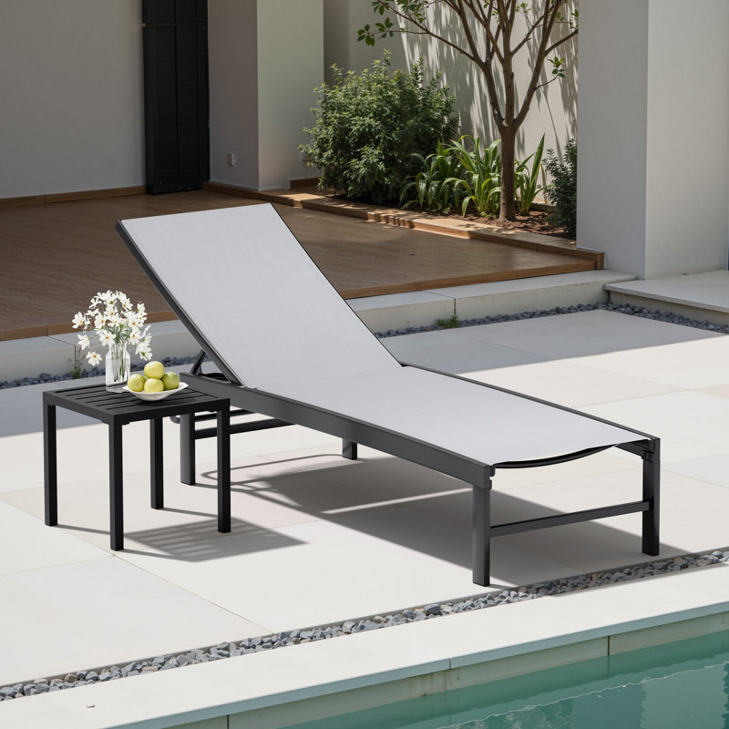 Chaise longue de patio inclinable empilable en métal avec table carrée, Gris clair