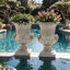 Pot de fleurs Giordano Classic MGO de 52,4 cm de hauteur, avec coupe cannelée, poignées en volute et socle, idéal pour le jardin et la terrasse.-137128704-137128706