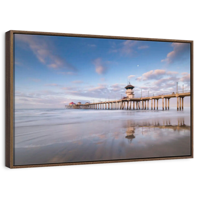 Coastal Huntington Pier, 25 po x 17 po, Cadre flottant en noyer