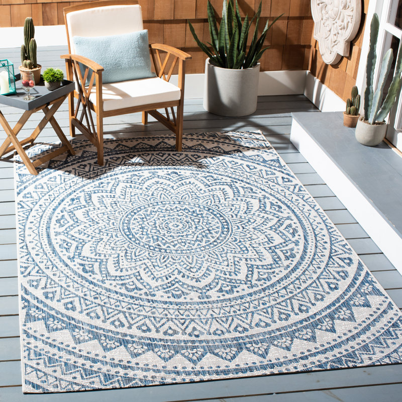 Tapis intérieur / extérieur ivoire / bleu marine Ellefson, Rectangle 4 pi x 5 pi 7 po
