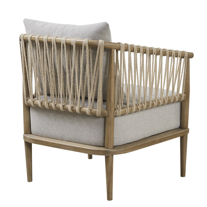 Chaise avec accoudoirs transitionnelle avec finition en bois naturel et cadre de coussin décoratif
