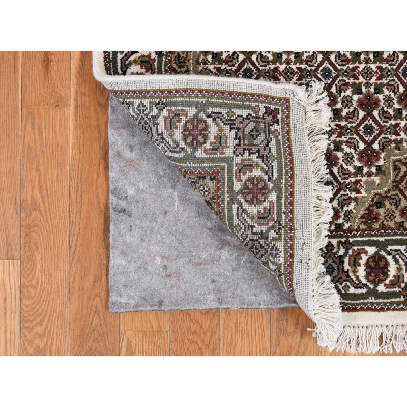 Tapis de couloir noué à la main 2 pi 7 po x 11 pi 10 po en laine et soie ivoire Tebraz Mahi 2 pi 7 po x 11 pi 10 po