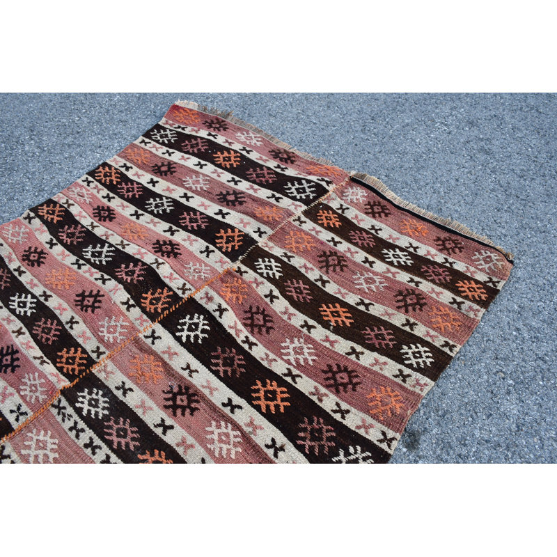 Tapis kilim turc rétro fabriqué à la main avec des motifs géométriques en brun naturel doux et dans des tons de rose brun / rose