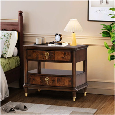 Table de chevet de style traditionnel avec prise de courant, boutons ronds et pieds dorés pour les meubles de chambre à coucher au fini cerisier foncé