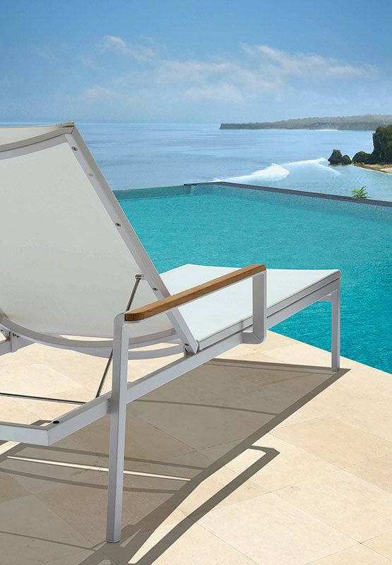 Aura Lounger, Arctic White, Pearl