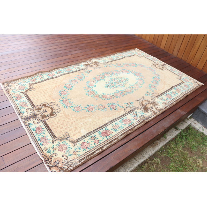 Tapis turc rétro de style floral pastel avec des tons de rose et de bleu clair pour une décoration intérieure élégante