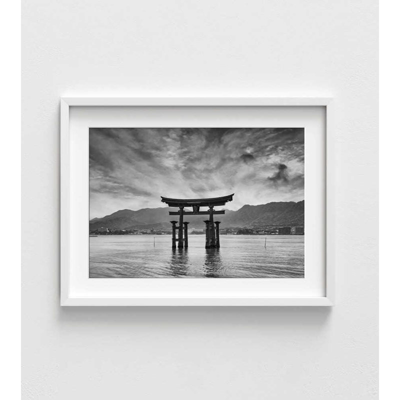 Torii Reflections - Photographie noir et blanc du Japon, Impression encadrée avec passe-partout, H 24 po x l 32 po, Blanc