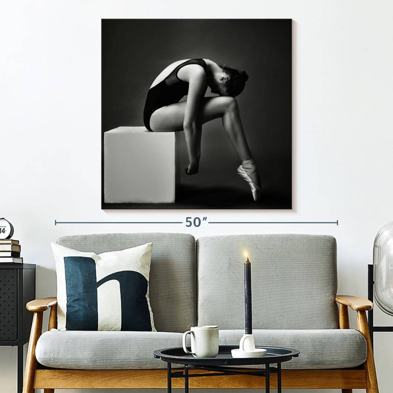 Danseuse de ballet sur une boîte, H 33 po x l 33 po