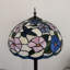 Lampe sur pied Tonsey Tiffany rose vitrail bleu avec colibri fleurs en métal l 16 po x P 16 po x H 64 po