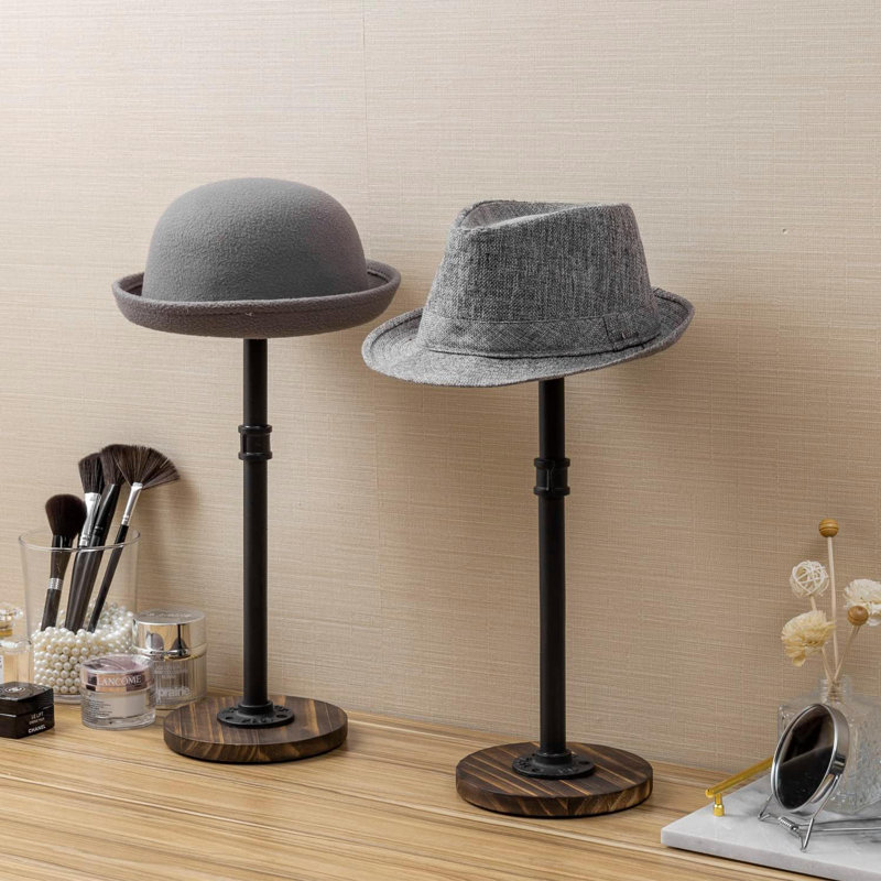 Ensemble de 2 porte-chapeaux à piédestal réglables en métal noir industriel avec base et plateau en bois brûlé rustique, casquette de baseball et présentoirs à perruques, ensemble de 2