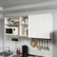 Armoire de cuisine en chêne naturel et blanc avec espace pour micro-ondes et tablette ouverte