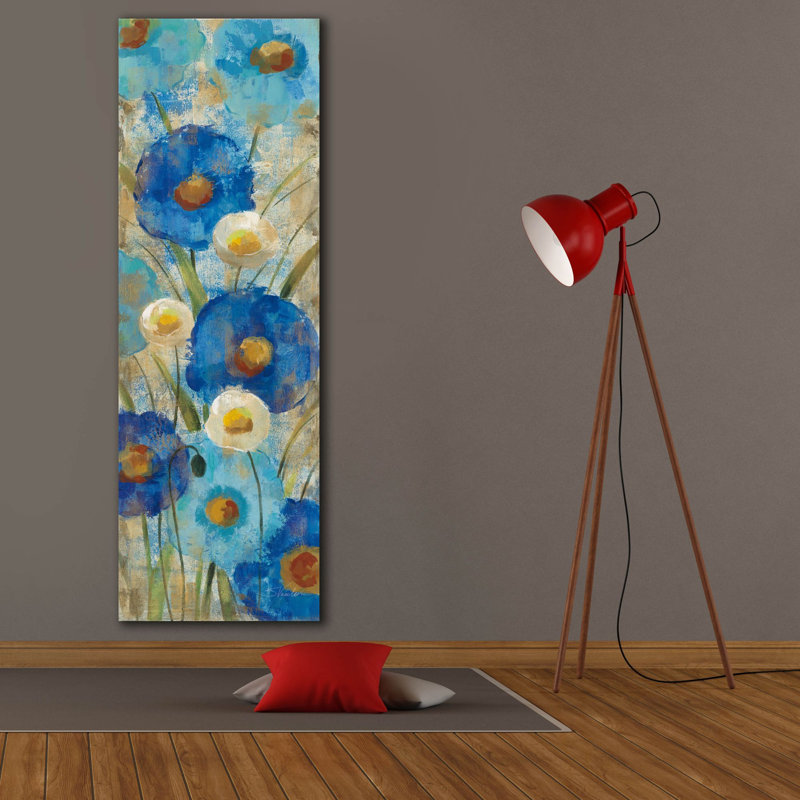 «Sunkissed Blue and White Flowers 2» par Silvia Vassileva, art mural sur toile, H 60 po x l 20 po