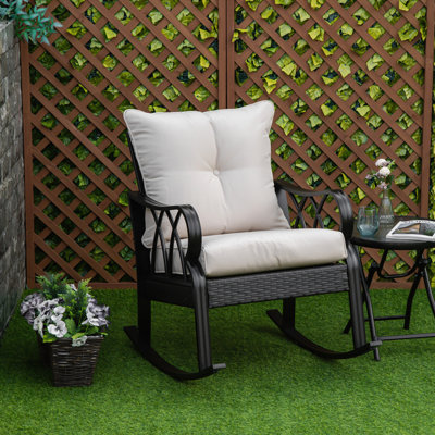 Chaise berçante d'extérieur en osier avec coussins rembourrés